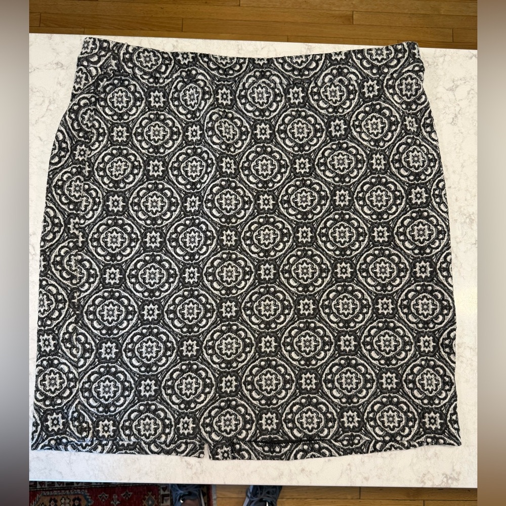 Worn twice! Cute stretchy/comfy skirt! Cute with tights ❤️ FREE pkg knee highs!